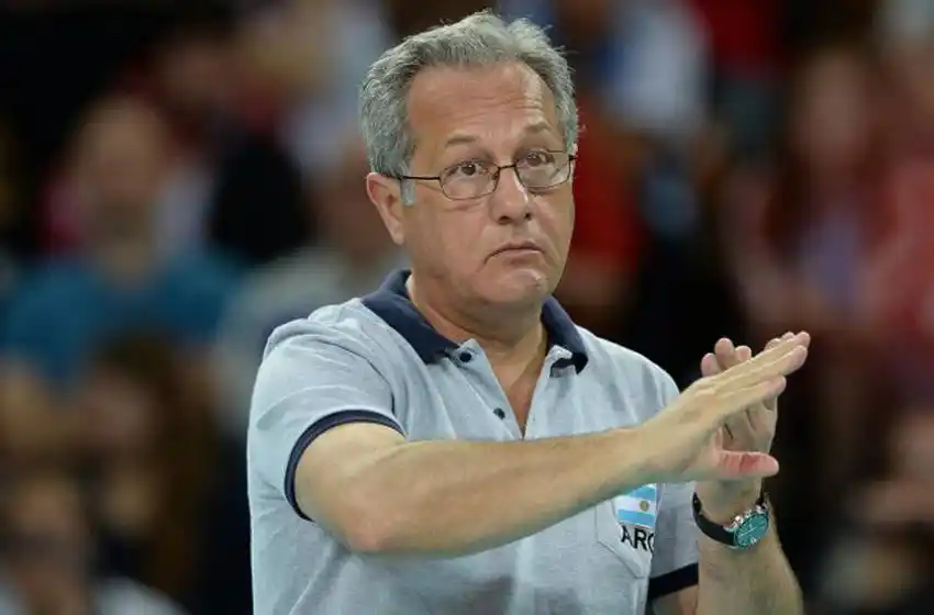 Julio Velasco anunció su alejamiento de la selección