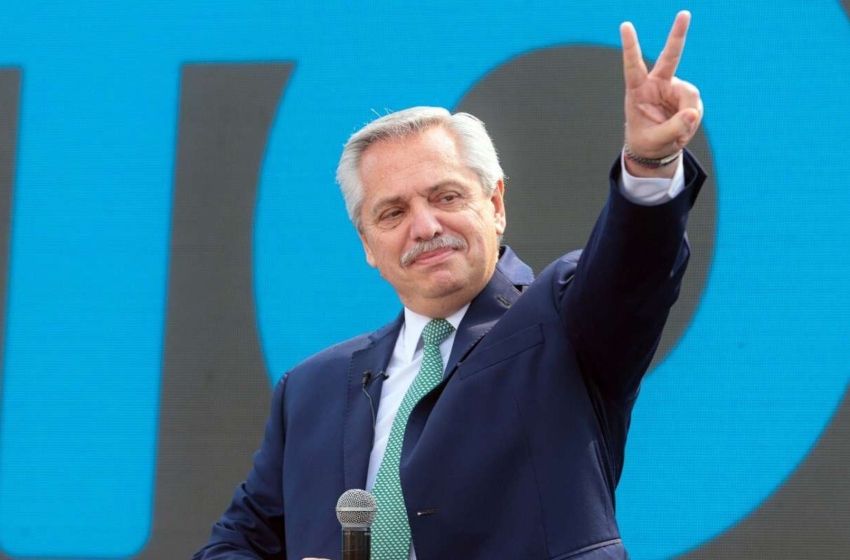 Fernández firmó un DNU para convertir los planes sociales en puestos de trabajo