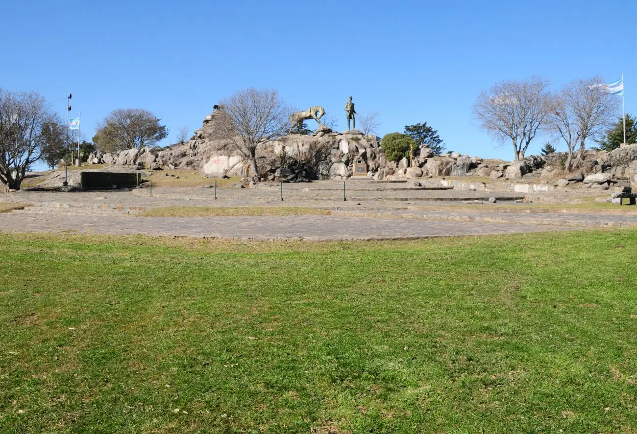 La propuesta se presenta como una experiencia visual y sonora en la que lo real y lo virtual se entrelazan para estimular la memoria colectiva y la contemplación del paisaje.