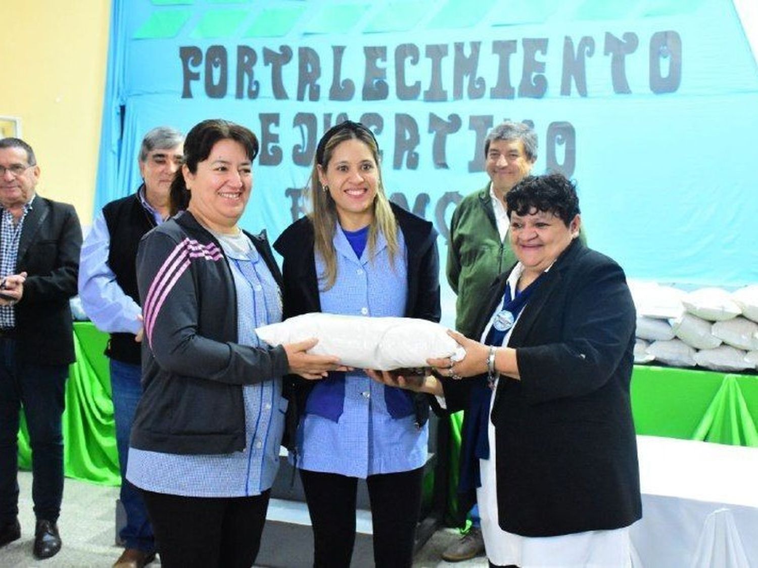 La empresa Nutrifor comenzó a entregar los
productos alimenticios para 21 escuelas de capital