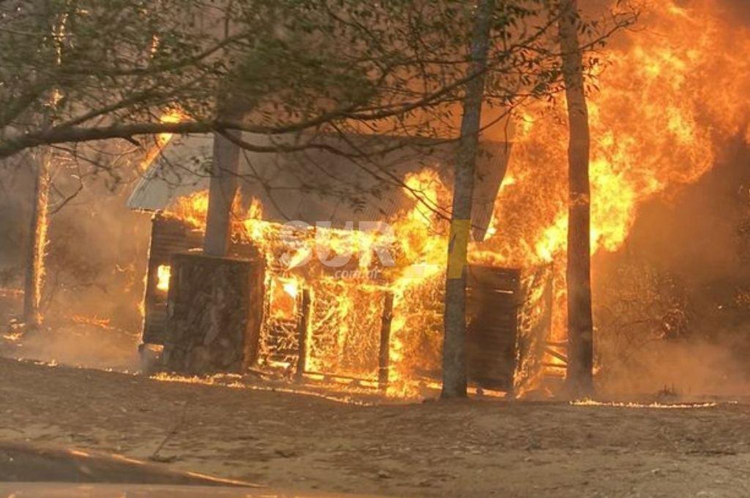 Aviones hidrantes, evacuados e incendios fuera de control en el Valle de Calamuchita