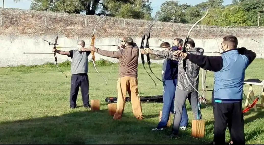 Una veintena de aficionados practica arquería en Gualeguay.