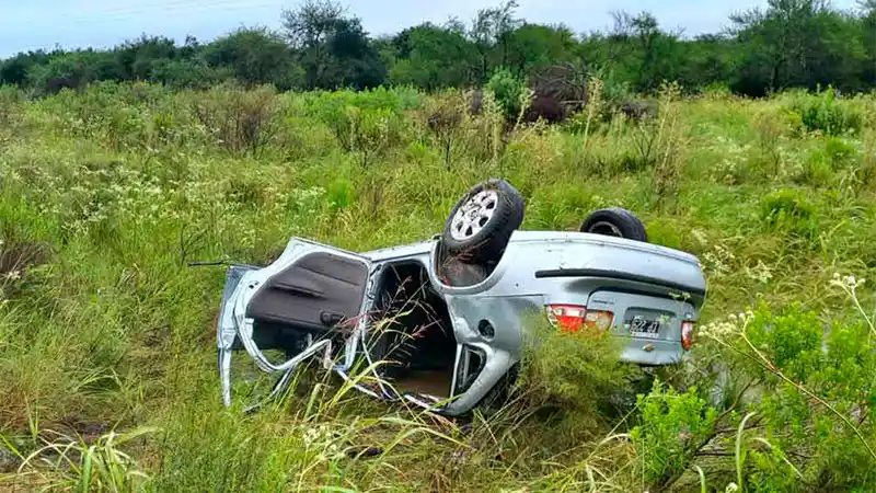 Un auto y una camioneta despistaron y volcaron en la Autovía 14: hay dos heridos