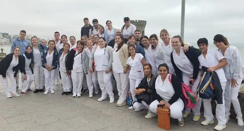Alumnas de enfermería en encuentro en Mar del Plata