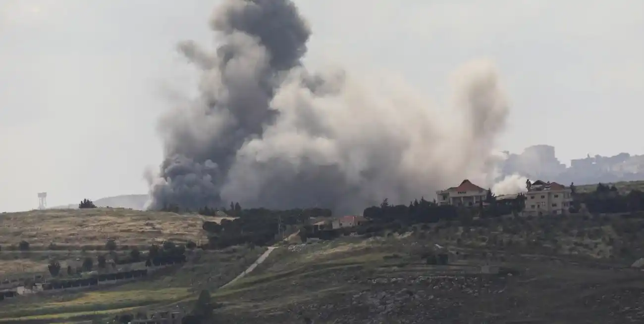 Columna de humo en el sur del Líbano tras un ataque israelí este viernes 15 de mayo de 2026. Crédito: REUTERS/Stringer