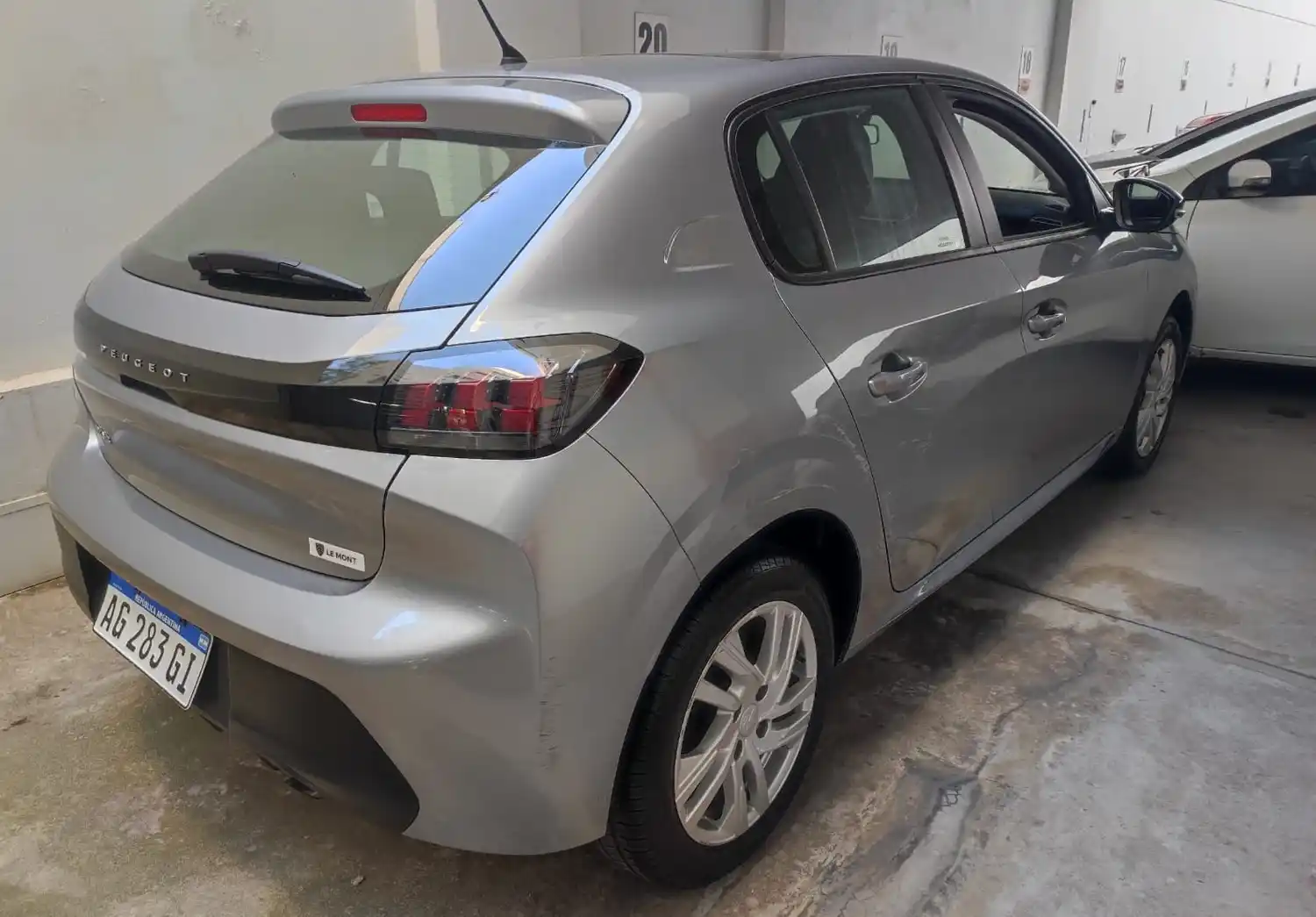 El sujeto apenas pudo romper uno de los cristales del auto y revolver su interior.