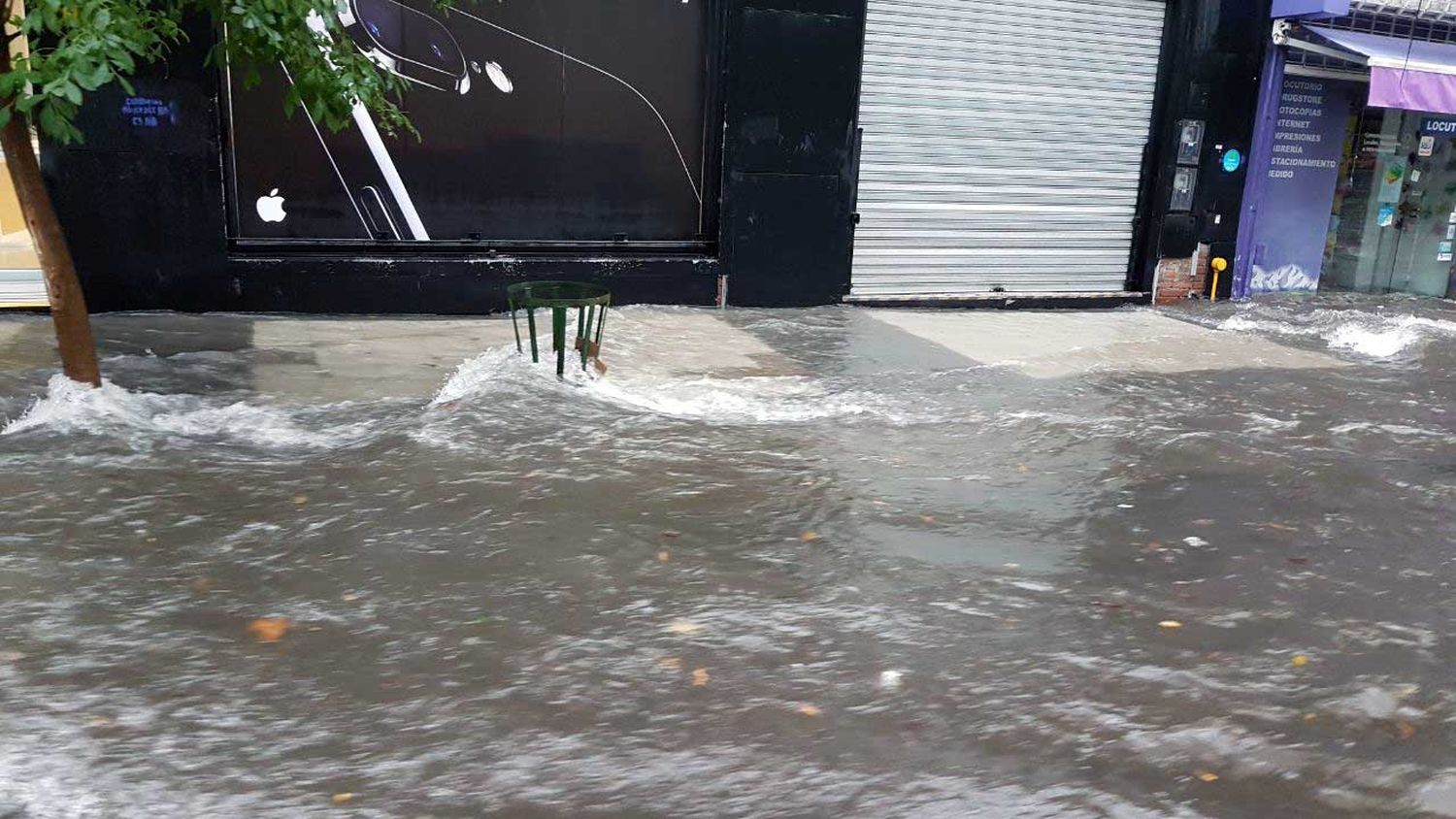 Temporal: Obras Sanitarias informó que la basura tapó bocas de tormenta