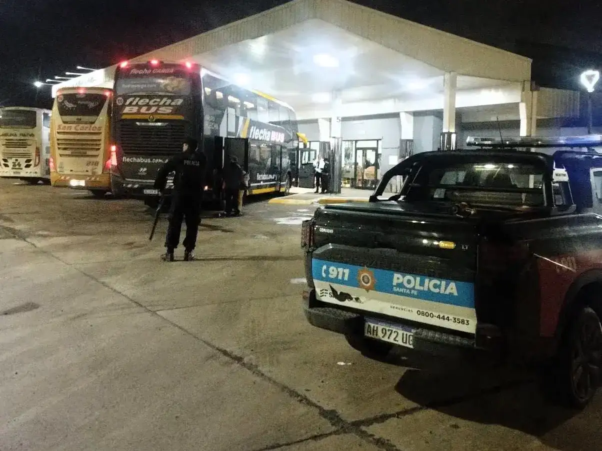 Efectivos policiales realizan el operativo de detención del sospechoso del doble homicidio en Gran Guardia, interceptando un micro de larga distancia en la terminal de ómnibus durante la noche. El procedimiento contó con apoyo de patrulleros locales.