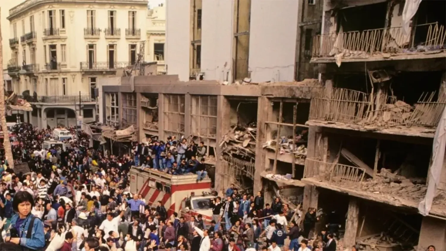 La sede de la AMIA, el día del atentado.