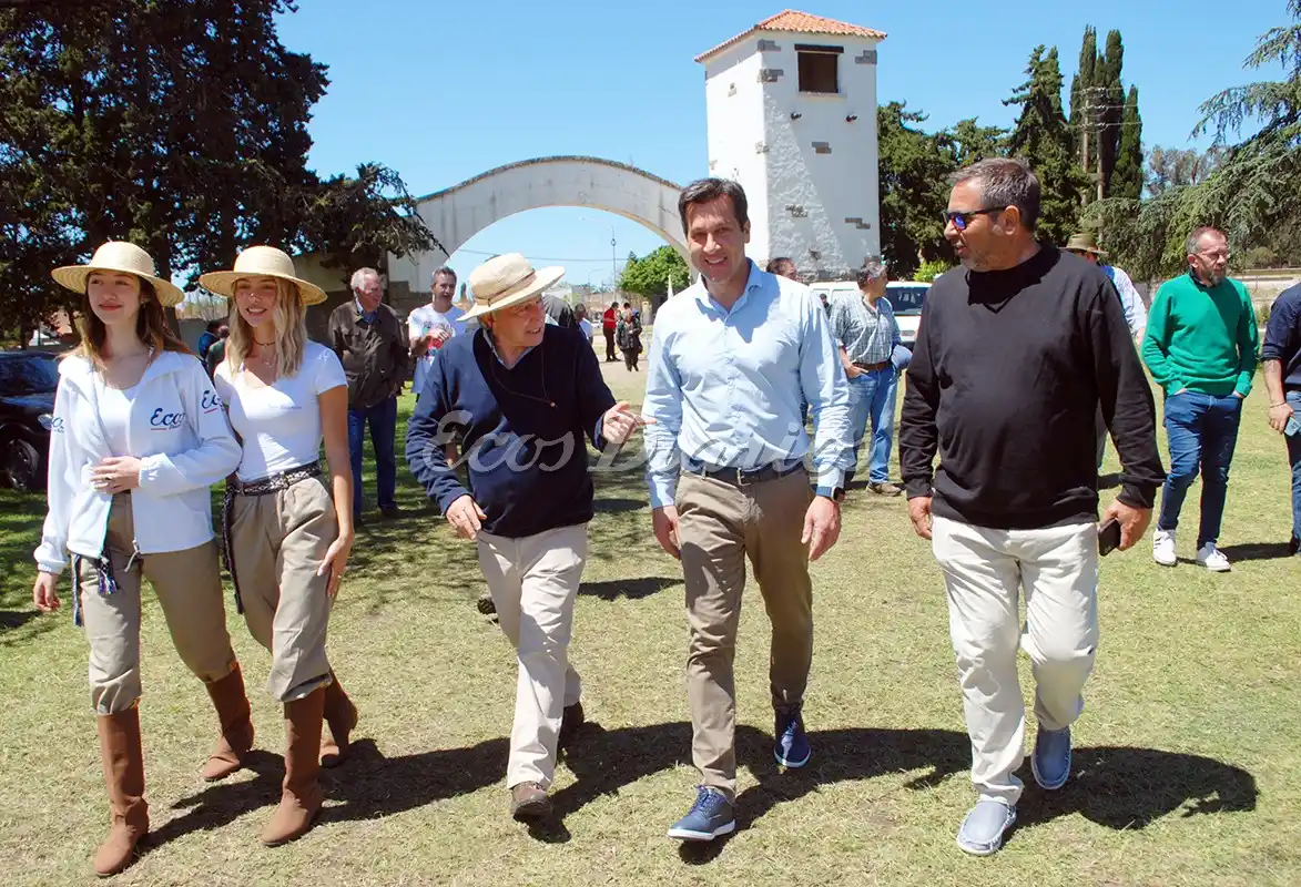 Ingreso. De Arturo Rojas, junto a los organizadores, Farisano y Aloisi