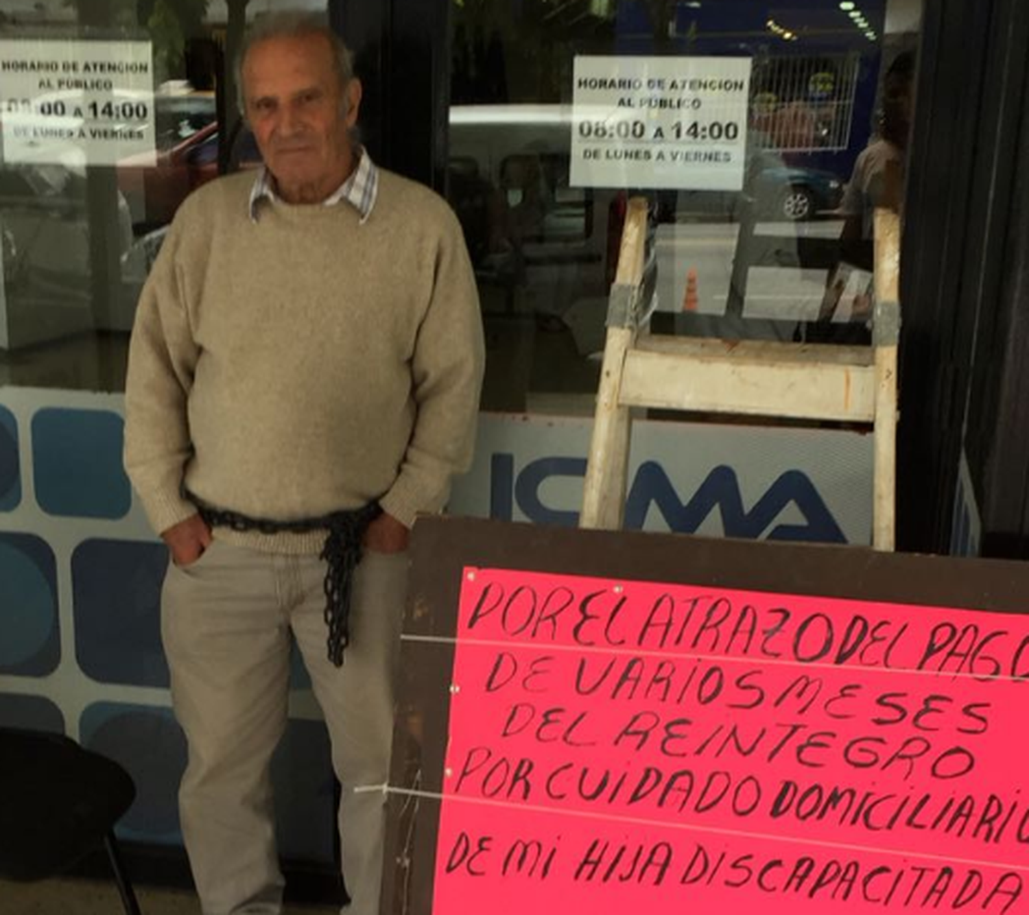 Un jubilado se encadenó en la sede del IOMA en Mar del Plata