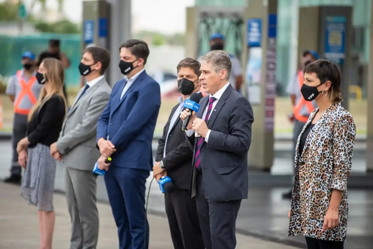 YPF lanzó un descuento del 15% en la carga de combustible para trabajadores de la educación
