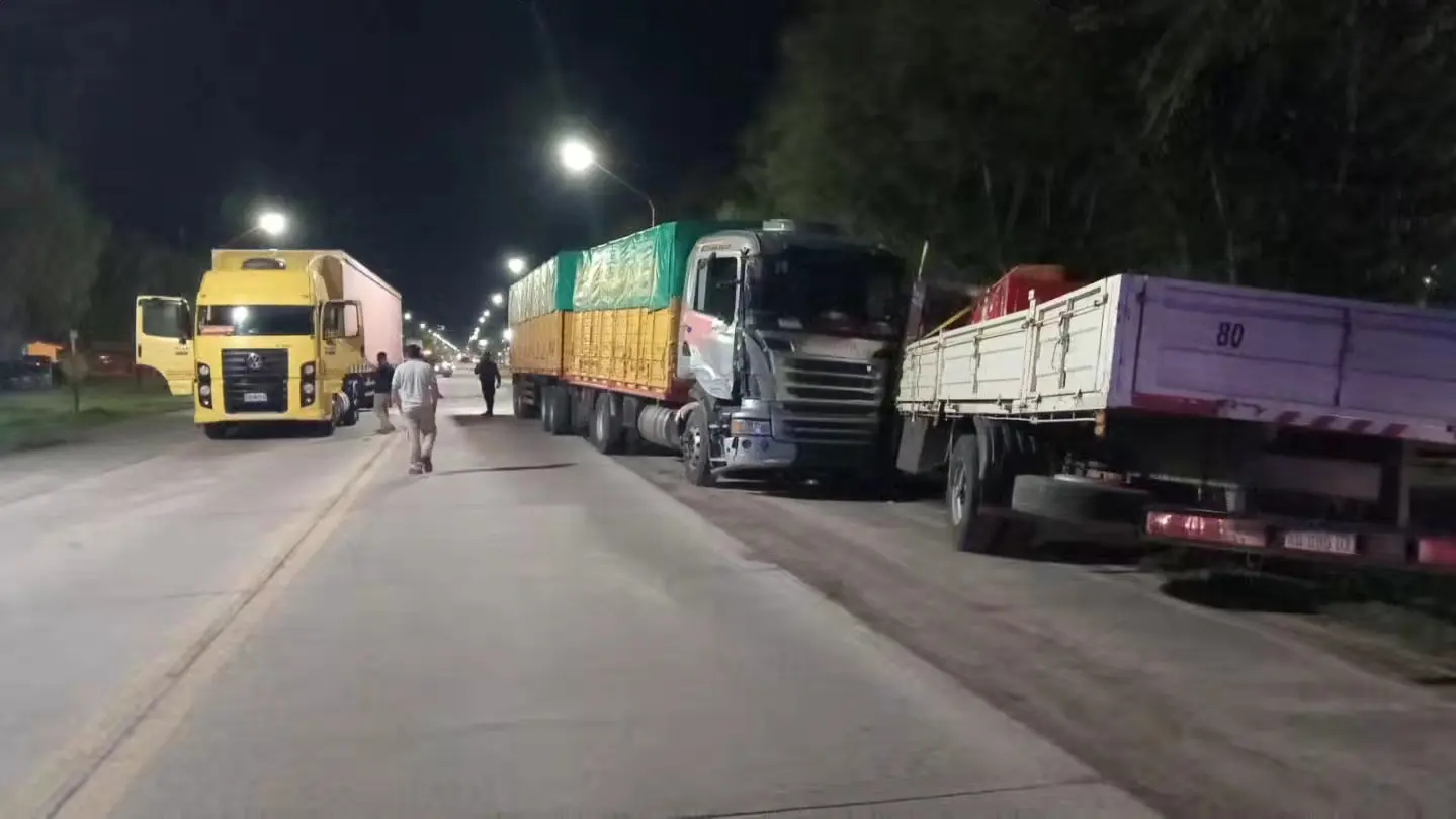 Impactante choque en cadena entre tres camiones en Ruta 19: dos conductores hospitalizados