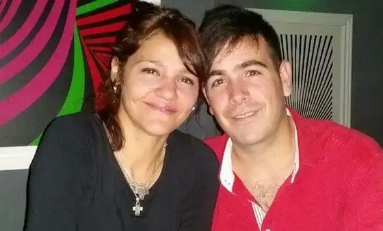 Lo mató su mujer: la había denunciado pero los policías le dijeron "que no sea maricón"