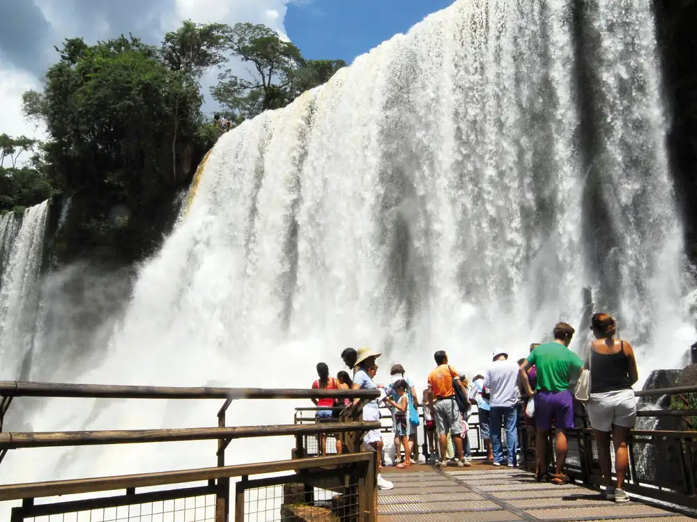 El turismo receptivo cayó un 16% en julio, mientras creció la salida de argentinos del país