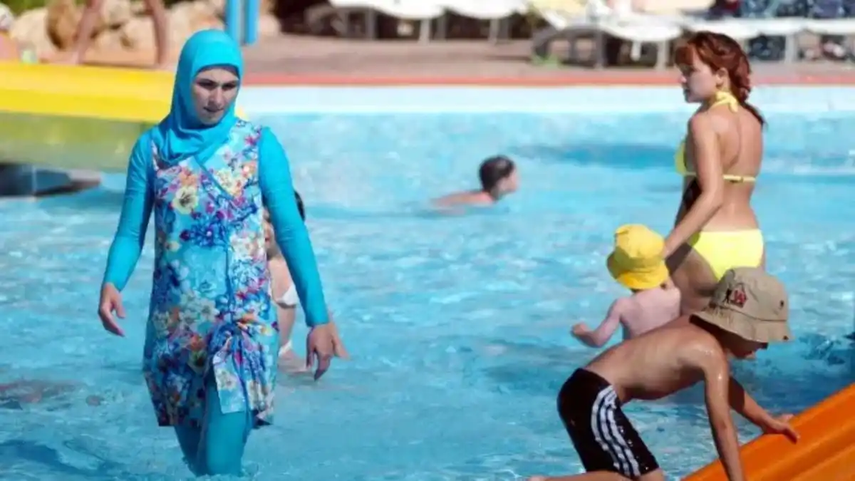 Francia prohibió el uso de burkini en piscinas públicas