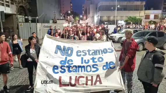 Los estudiantes se despiden de la toma con una Marcha de Antorchas