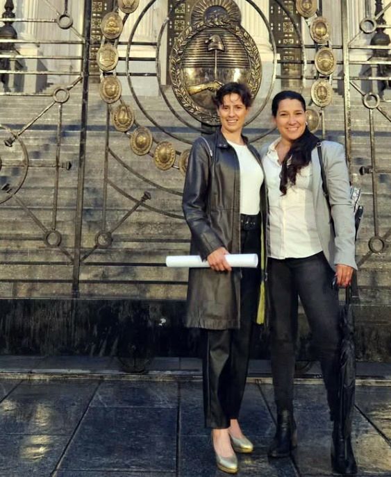 Marina Serrano junto a la diputada Natalia Souto, autora de la iniciativa de reconocimiento a deportistas en 2023
