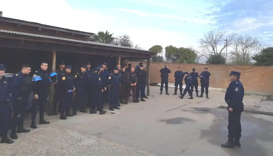 Más de 40 policías efectuaron controles de vehículos y personas en varios puntos de la ciudad