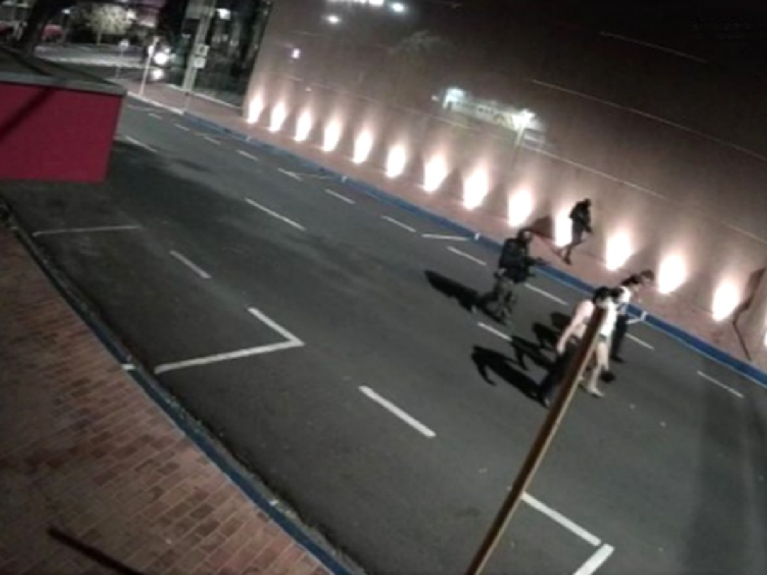 Se apoderaron de una ciudad para robar dos bancos con explosivos, drones y escudos humanos