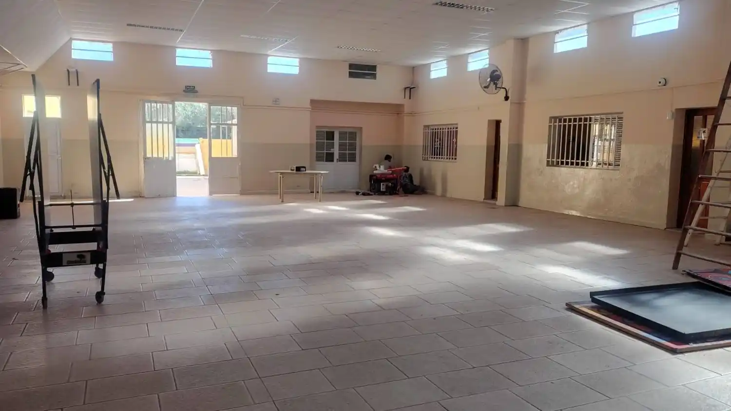 Toda la comunidad educativa y la comuna trabajan para embellecer el establecimiento educativo.