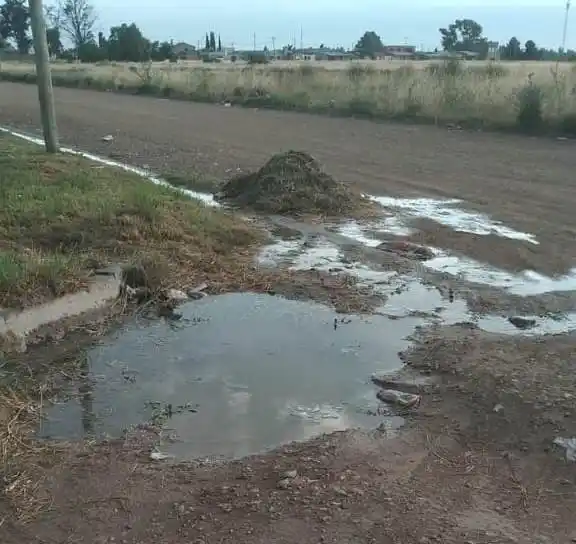 Un vecino pide que reparen instalaciones del servicio cloacal