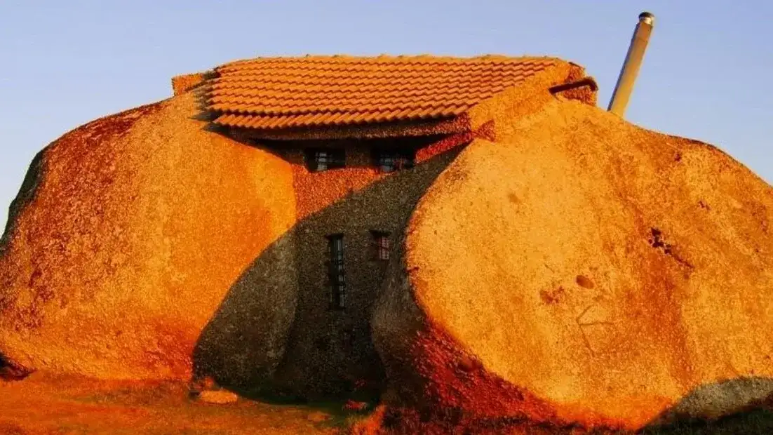 Ubicada en las montañas del norte de Portugal, la Casa do Penedo fue diseñada para integrarse al paisaje sin alterar el entorno natural.