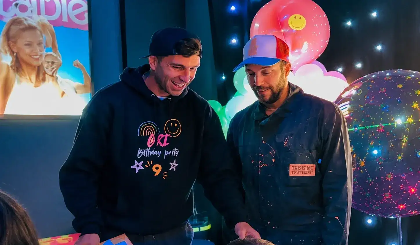 Fermín, su papá Andrés pudieron conocer al Dibu y entregarles sus diseños