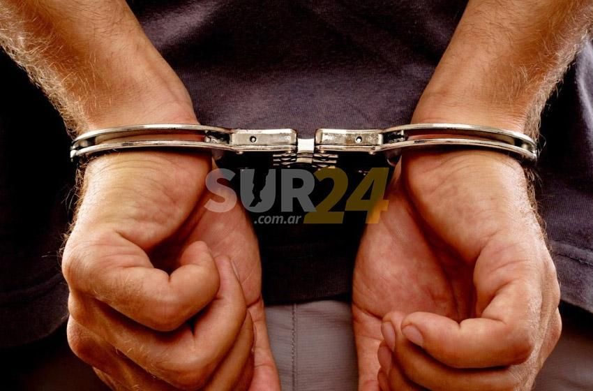 Lo detuvieron por golpear a su pareja y descubrieron que tenía un arsenal de armas