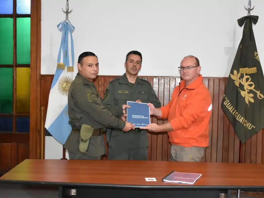 Entregaron a Gendarmería una guía técnica para actuar ante mercancías peligrosas en la frontera con Uruguay