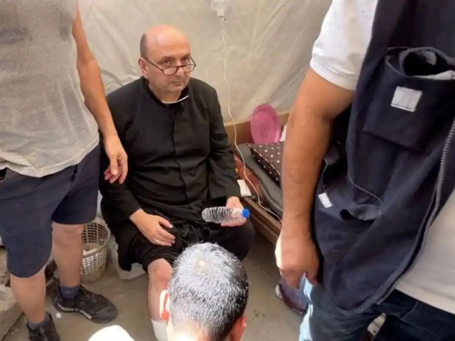 La Conferencia Episcopal lamentó el bombardeo de Israel a la iglesia en Gaza en el que resultó herido un sacerdote argentino