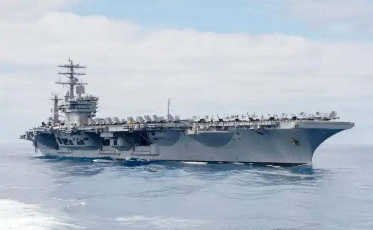 El gigante del mar llega a la región: el portaviones USS Nimitz arriba a Uruguay en una misión del Comando Sur