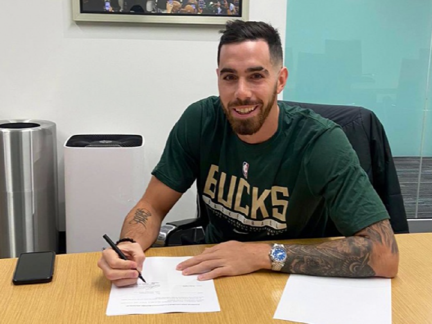 Vildoza es nuevo basquetbolista de los Bucks en la NBA