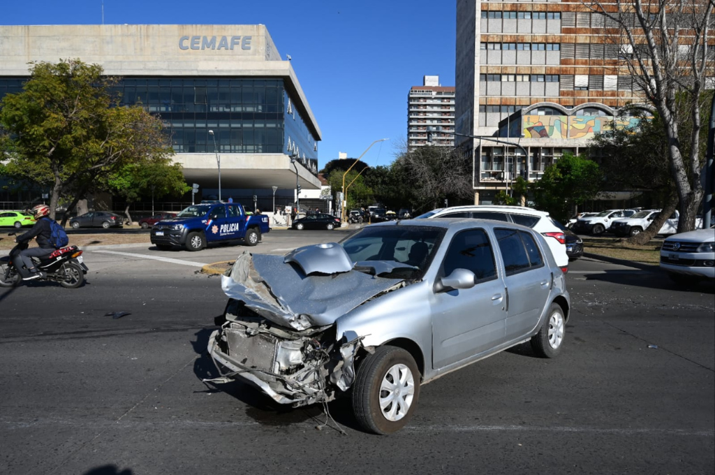 la mujer que manejaba el auto resultó con heridas leves.