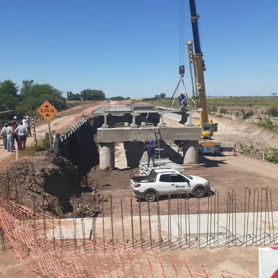 La imágen es más que elocuente de los avances que hay en la obra del puente.