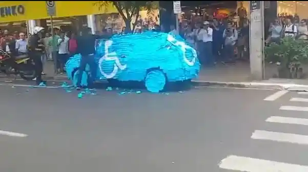 Estacionó en el lugar reservado para discapacitados y lo escracharon