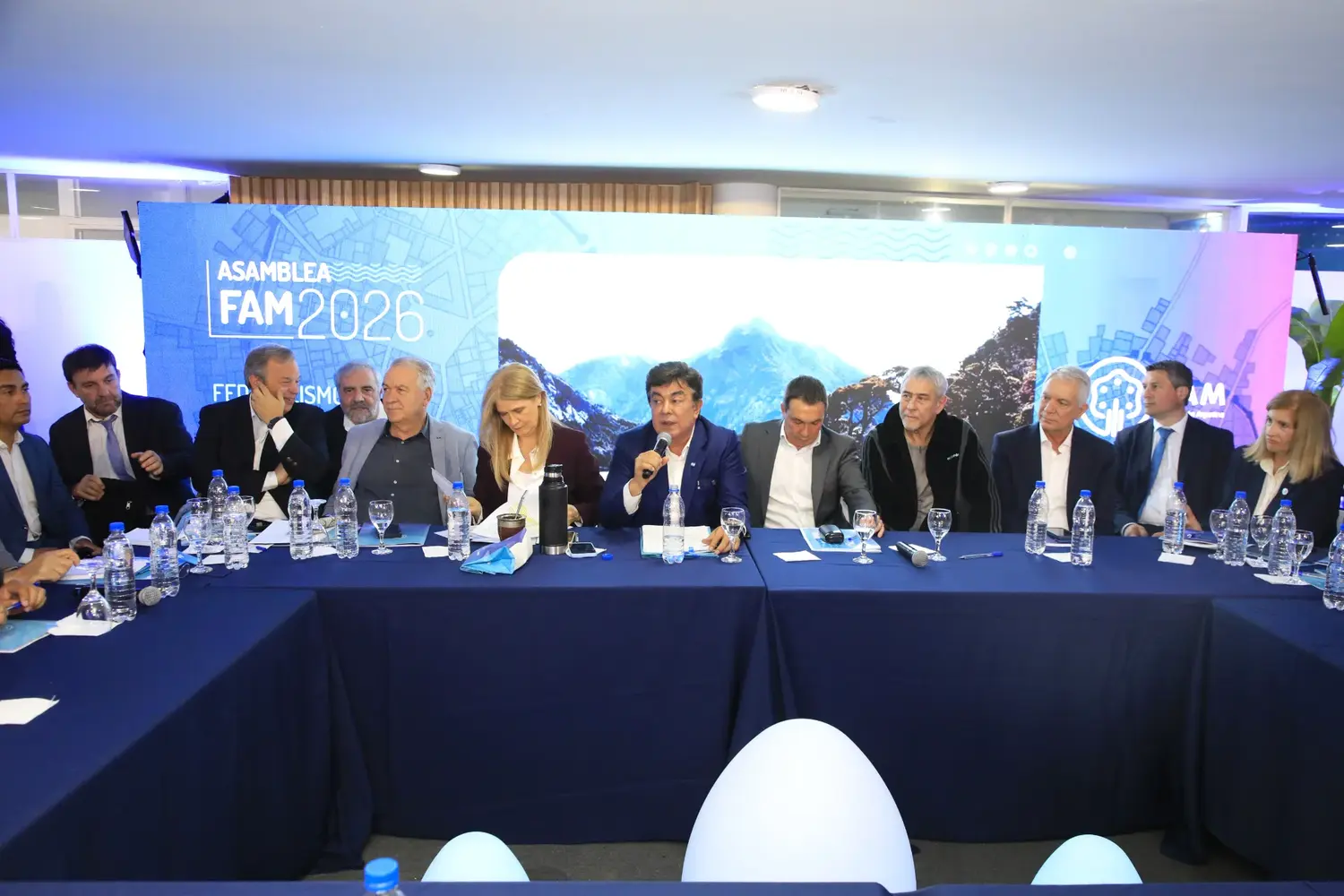 Espinoza fue reelecto al frente de la FAM y más de 500 intendentes le exigieron a Milei un cambio de rumbo económico