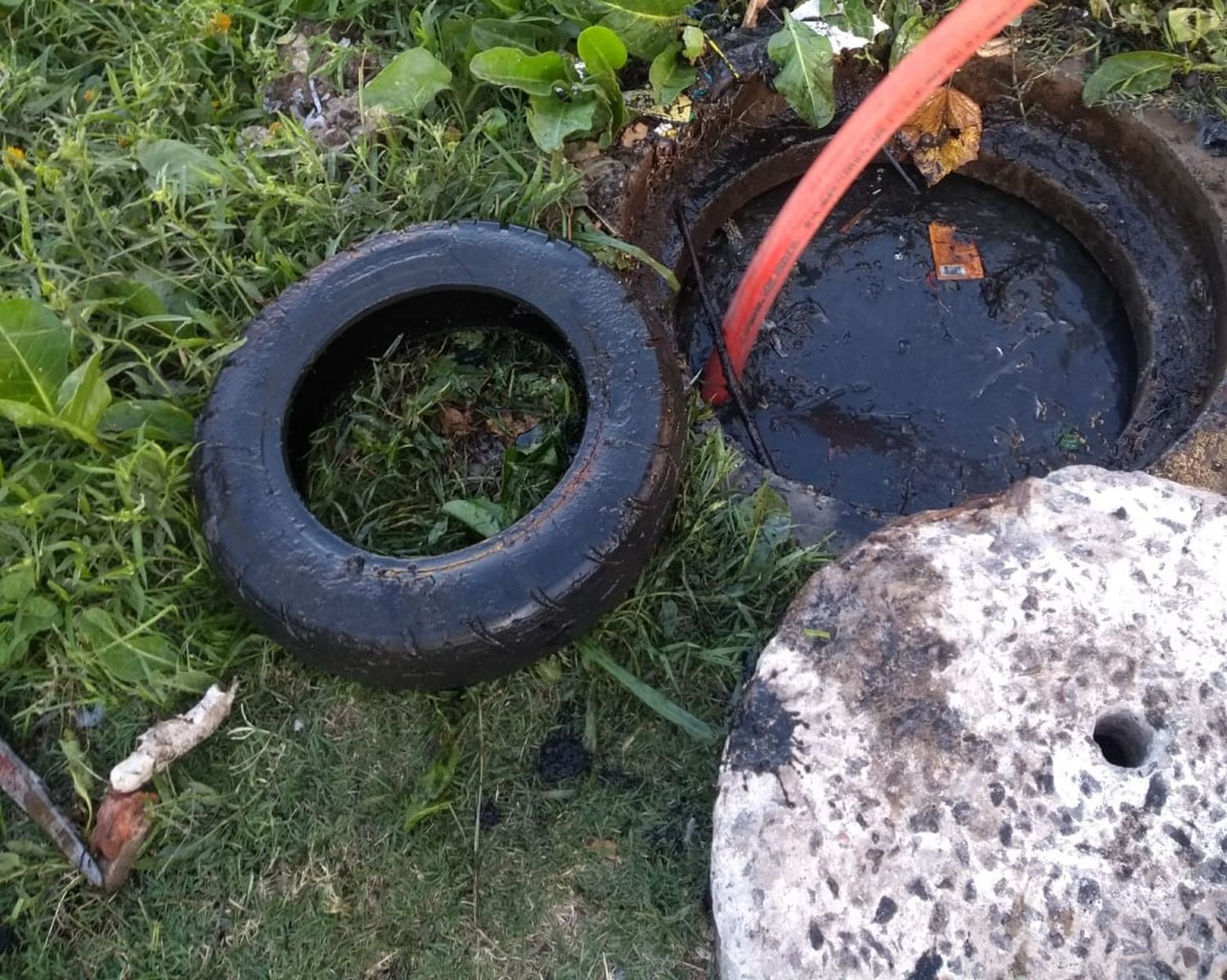 Había una cubierta en los desagües de las cloacas y se desbordó