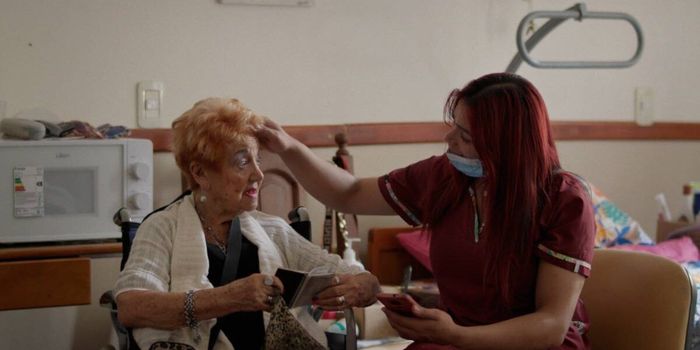 "Cuidadoras", documental sobre el encuentro de mujeres trans y adultos mayores