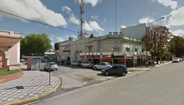 Corrió y atrapó al ladrón que le estaba abriendo la camioneta