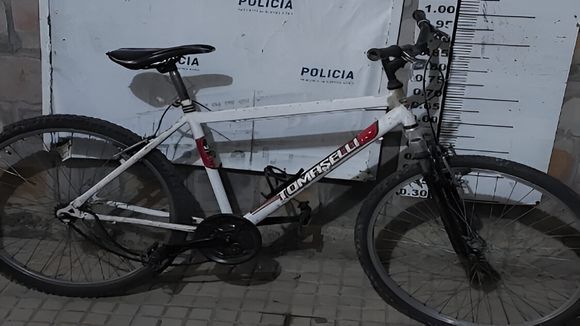 Adolescentes robaron una bici en una escuela y los detuvieron