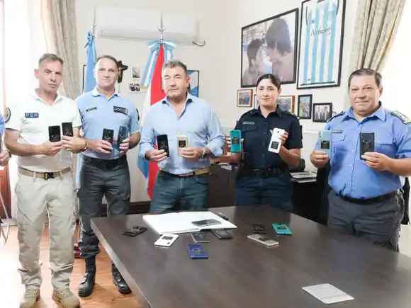 Entregan 21 celulares para uso de botón antipánico