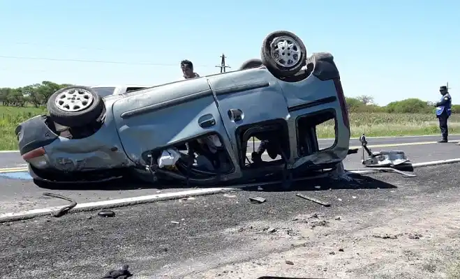 Muere una joven y otros 5 fueron hospitalizados por un vuelco en Ruta 12