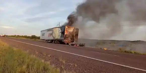 Se incendió en Ruta Nacional 7 un camión que transportaba 83 motos desde Venado Tuerto