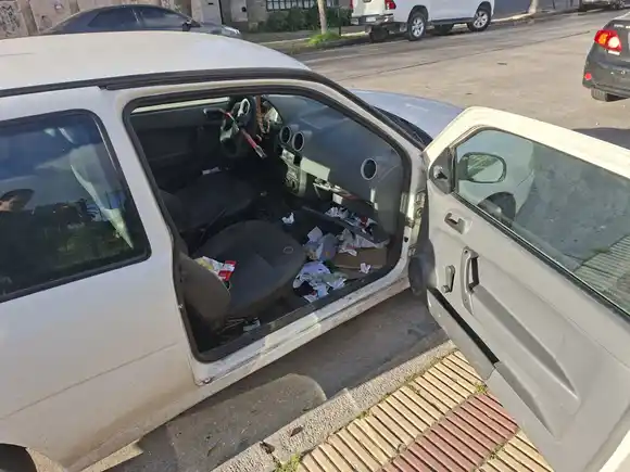 Un hombre rompió la puerta de un auto y robó casi 60 chips prepagos en Lomas de Stella Maris