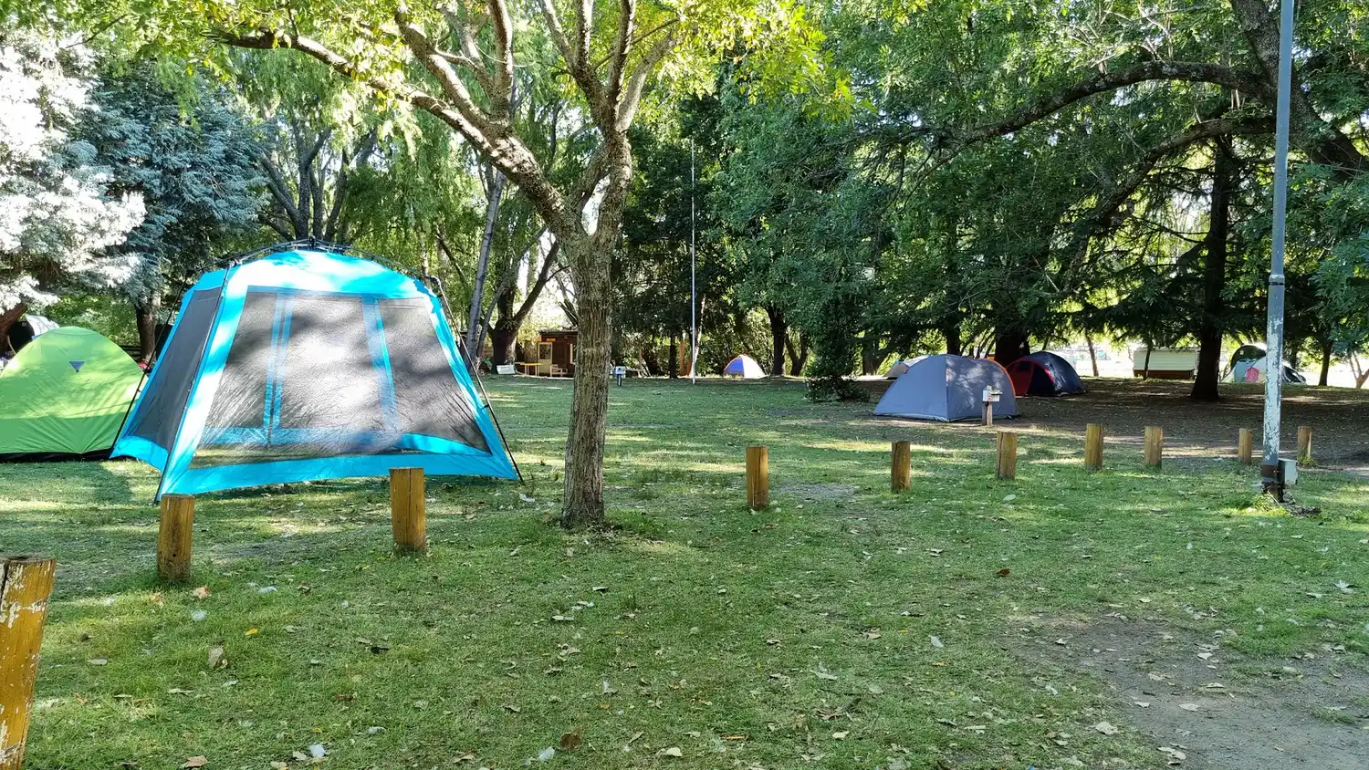 Las carpas presentes en el camping del Centro Náutico del Fuerte.