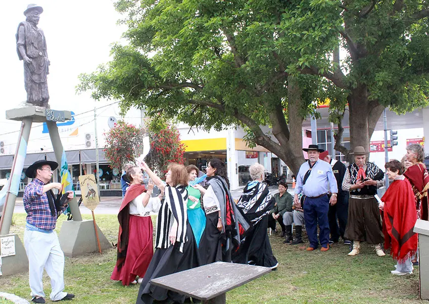 Celebración en el monumento al Gaucho
