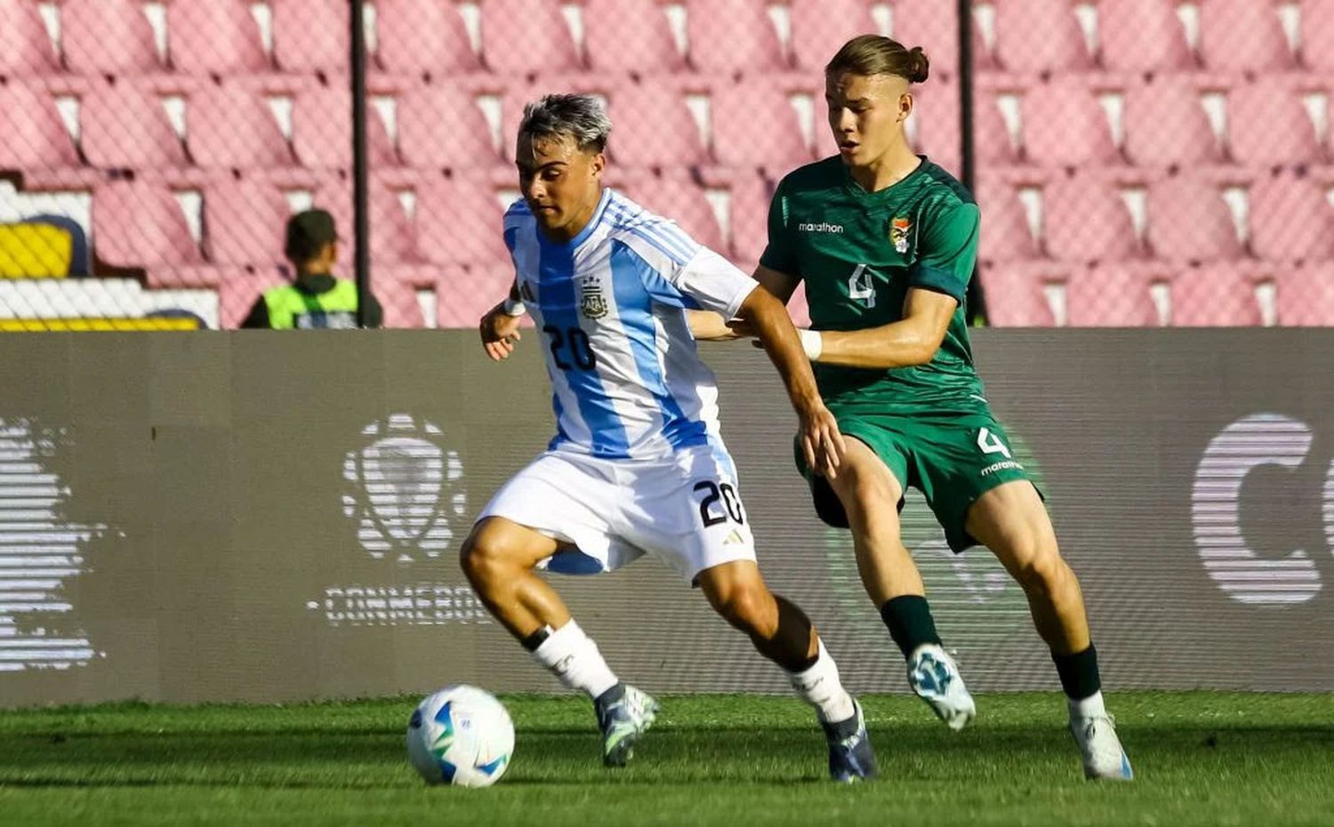 Jugó de titular Alex Woiski Pioletti, hijo de una marplatense.
