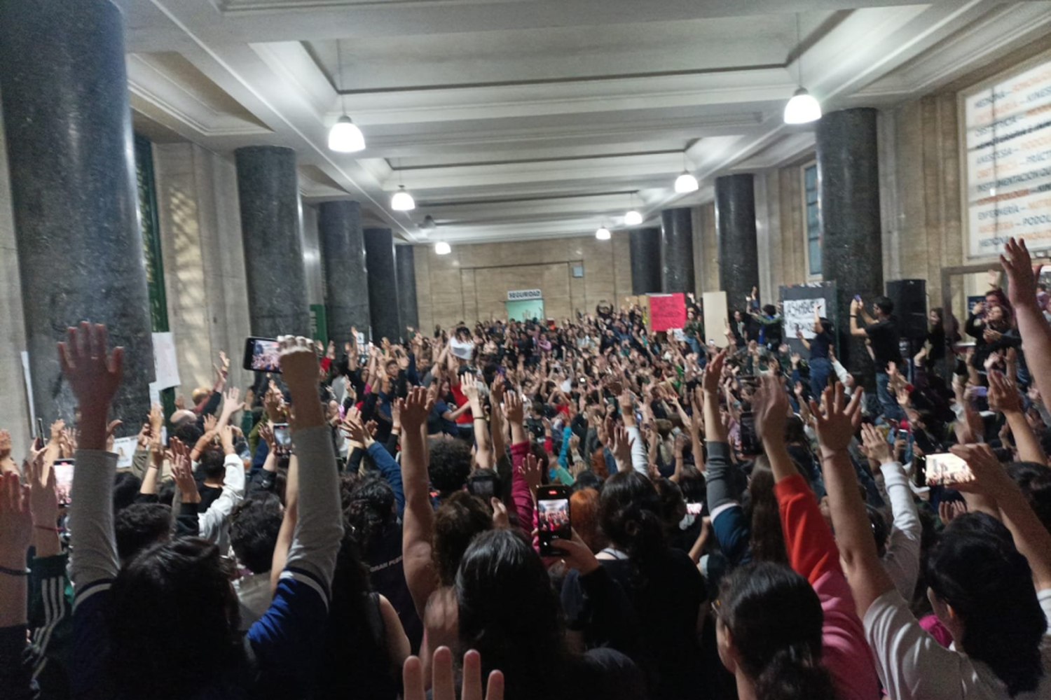 Estudiantes de la Facultad de Medicina de la UBA votan en Asamblea