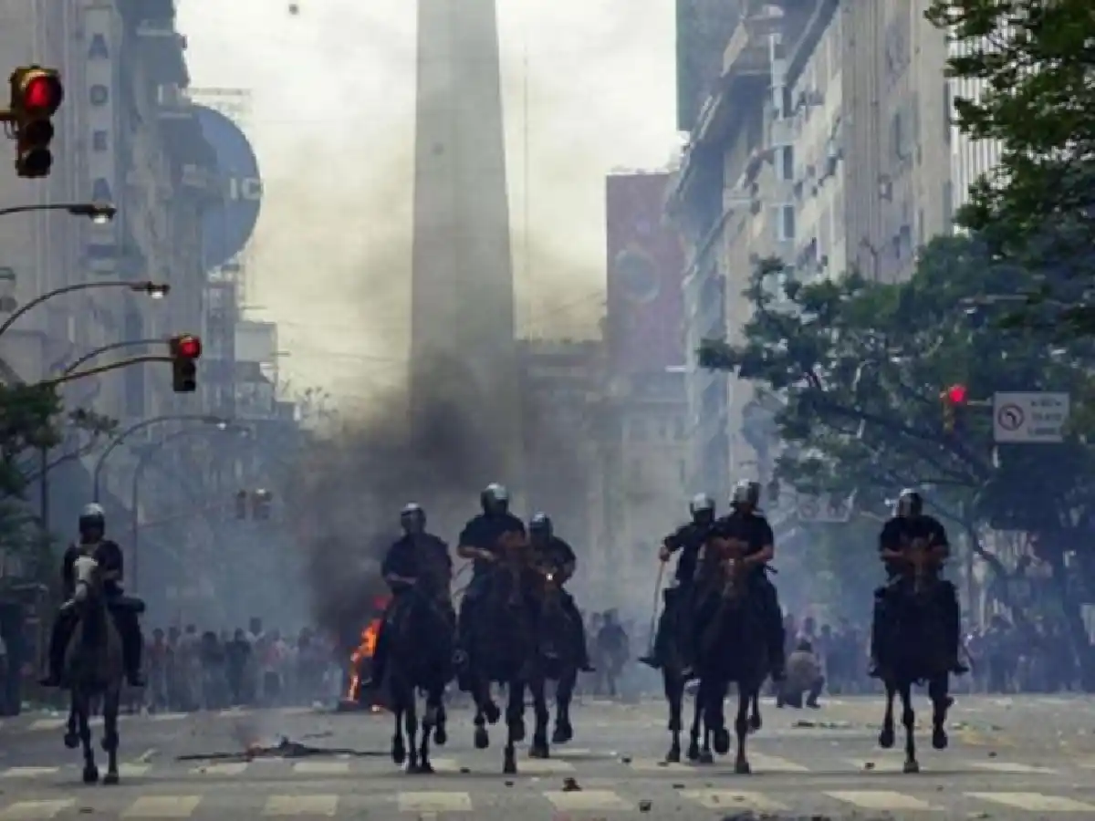 Un estado de sitio como preludio de dos días negros   